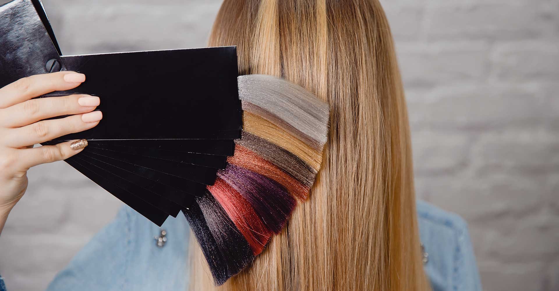 Profissional mostrando diferentes cores de cabelo
